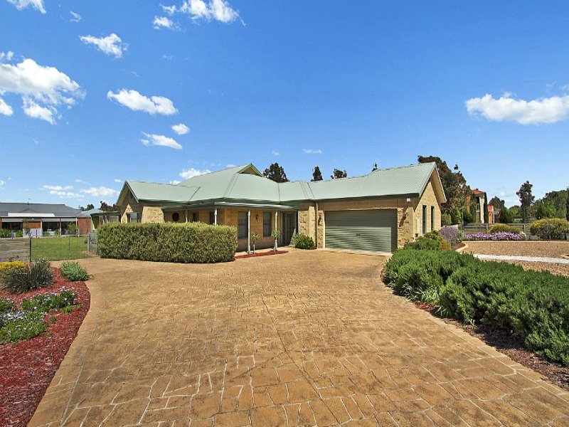 17 Rolling Meadows Drive, Sunbury, Vic 3429 Property Details