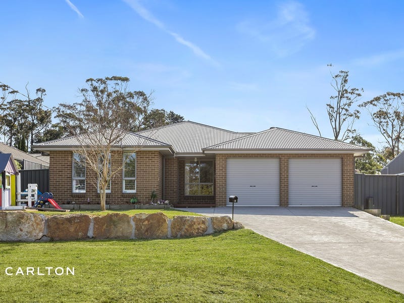 House on the Hill 3点セット 3 Vivienne Street, Hill Top, NSW 2575