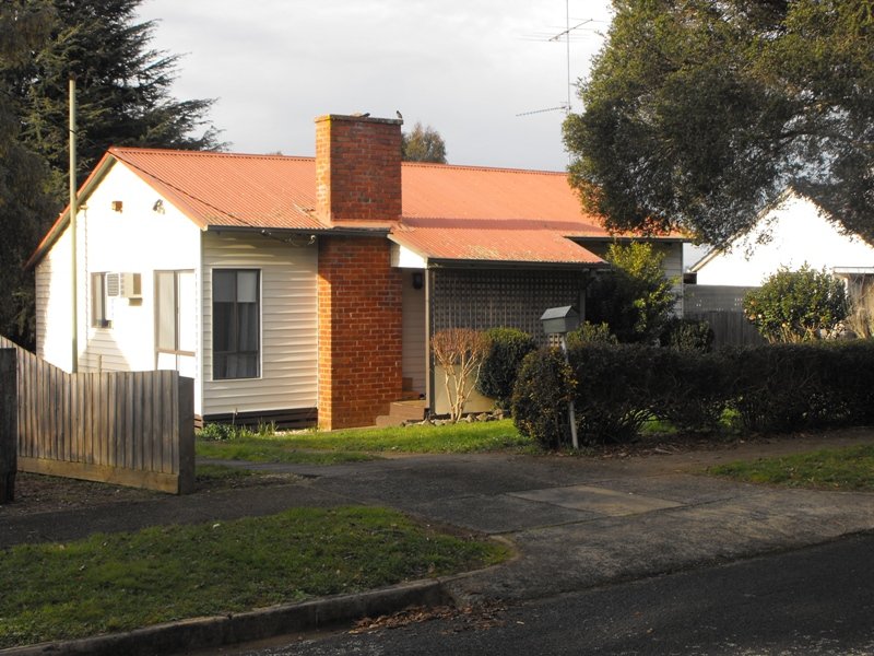 10 CENTRE AVENUE, Warragul, Vic 3820 Property Details