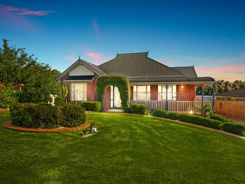 17 Highland Drive, Pakenham, Vic 3810 Property Details