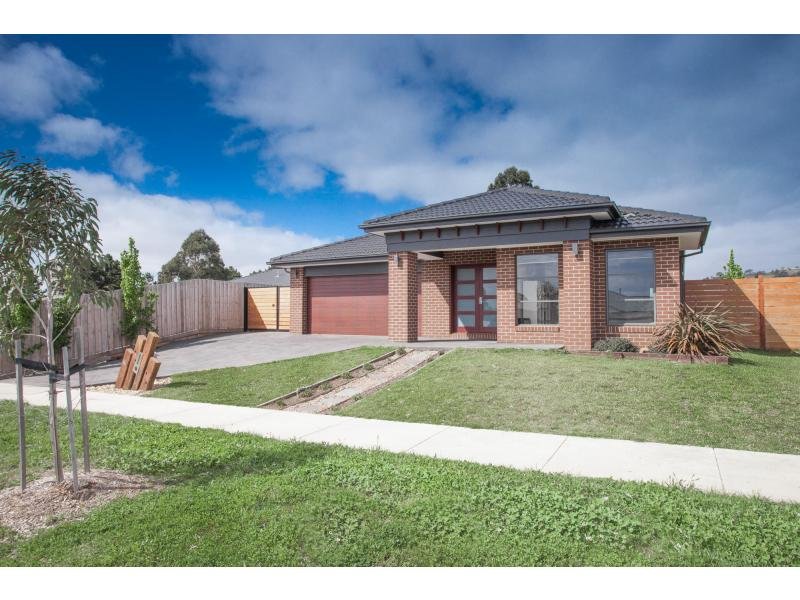 22-charters-avenue-gisborne-vic-3437-realestate-au