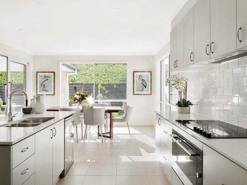 8 Arundel Springs Ave, Arundel, Qld 4214 Property Details