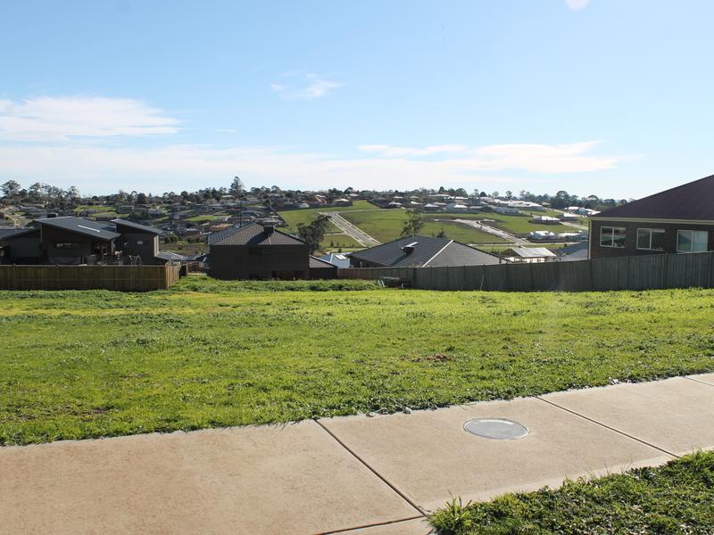 100 Jackson Drive, Drouin, VIC 3818