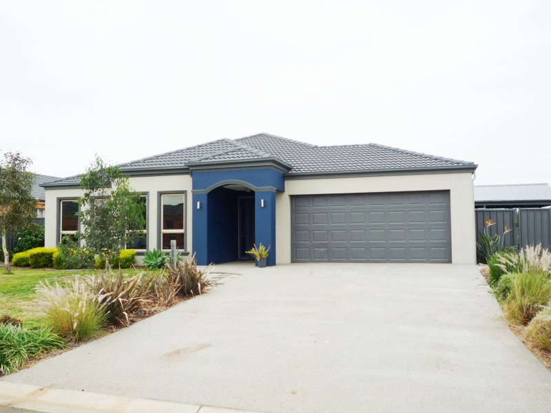 8 Mulwala Court, Manor Lakes, VIC 3024