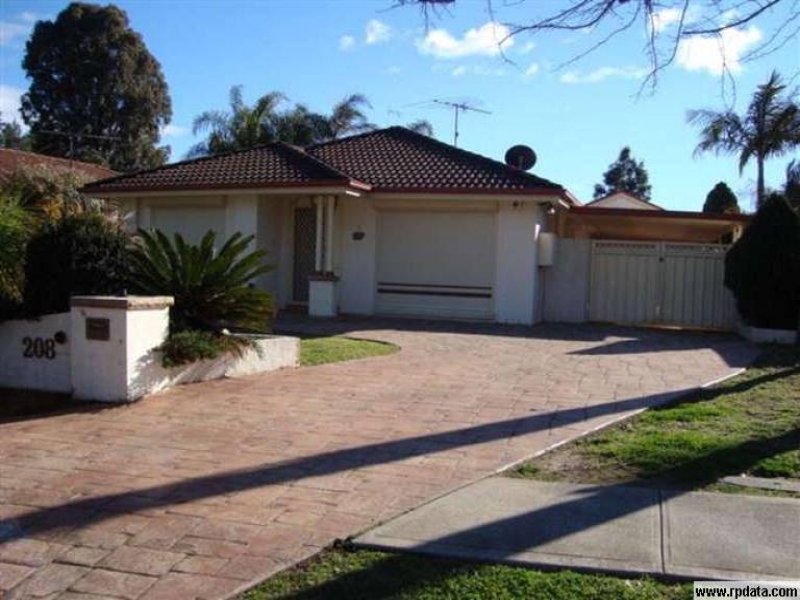 208 Welling Drive, Mount Annan, NSW 2567