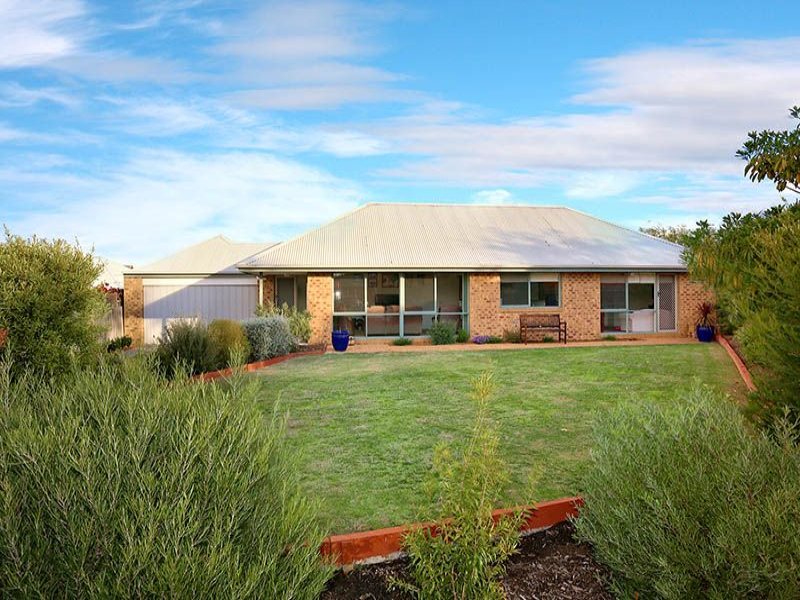 2 Janine Court, Somerville, Vic 3912 Property Details