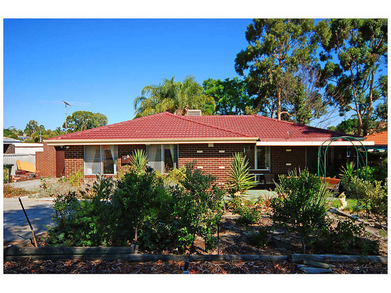 8 Whitworth Avenue, Girrawheen, WA 6064
