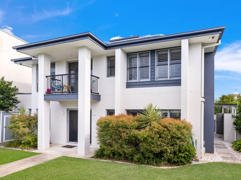 45 Sickle Avenue, Hope Island, QLD 4212