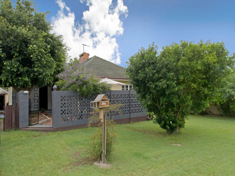 17 Phillip Street, One Mile, QLD 4305