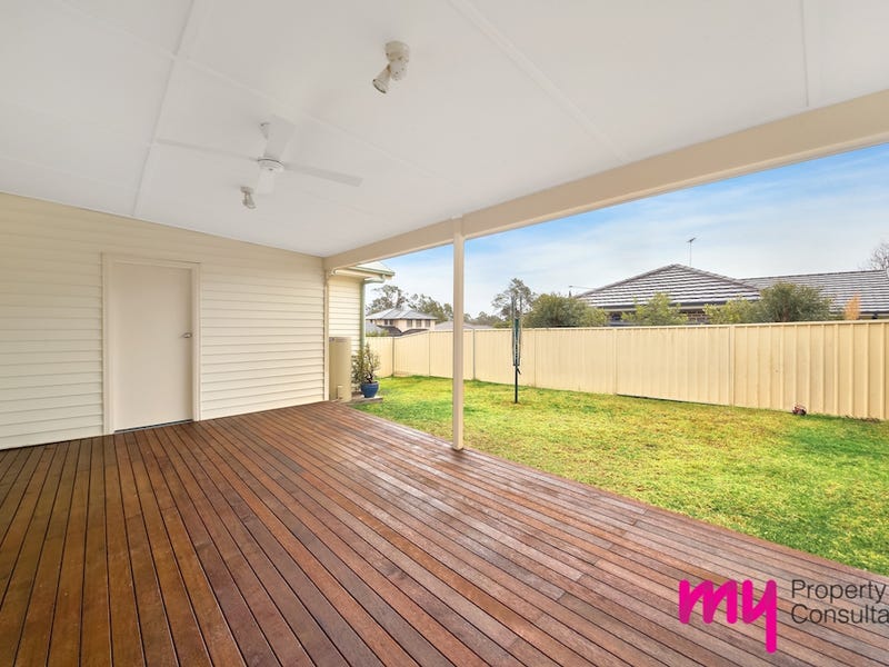 17 Mcintosh Street, The Oaks, NSW 2570
