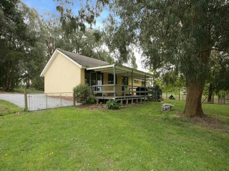 18 Coopers Road, Macclesfield, VIC 3782