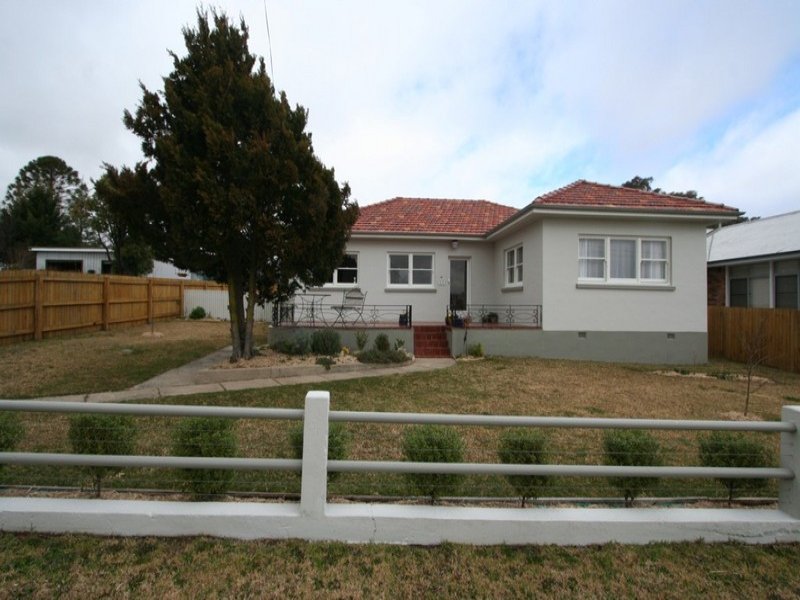 111 Douglas Street, Tenterfield, NSW 2372