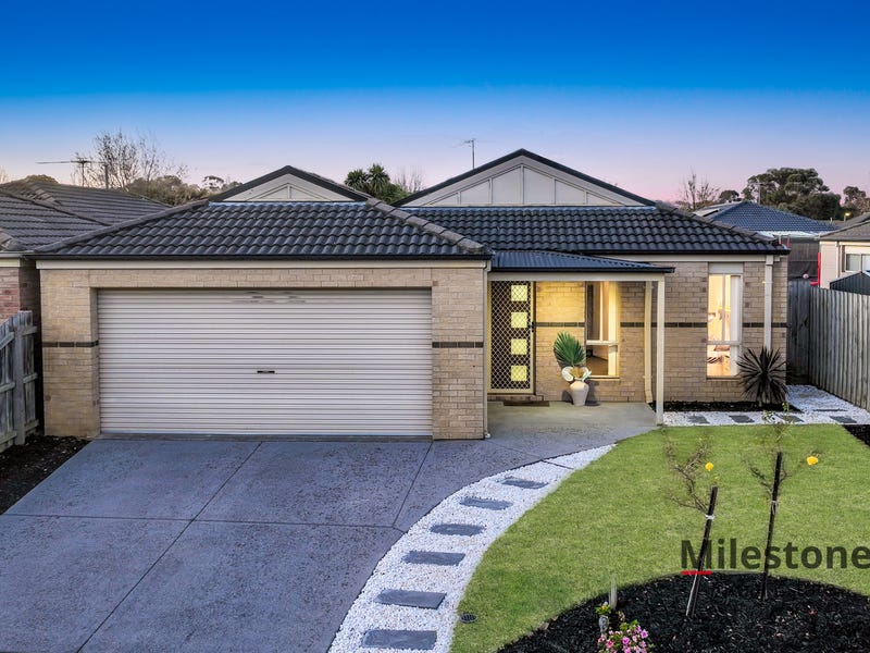 30 Wakenshaw Crescent, Pakenham, Vic 3810 House for Sale realestate