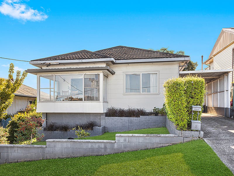 8 Hill Street, Mount Saint Thomas, NSW 2500