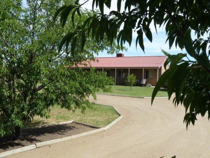 145 Farm Street, Boorowa, NSW 2586