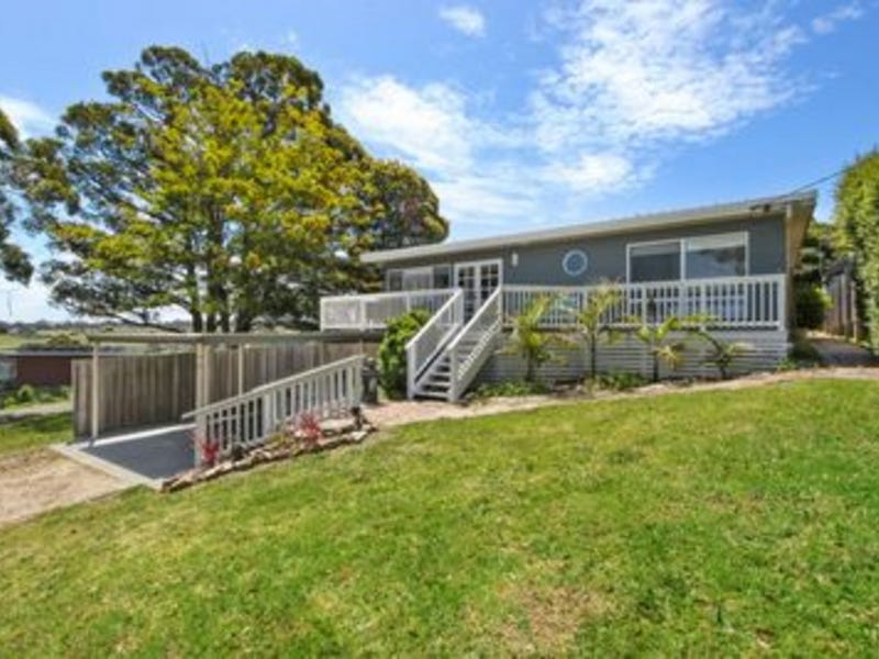 11 Ocean View Parade, Lakes Entrance, VIC 3909