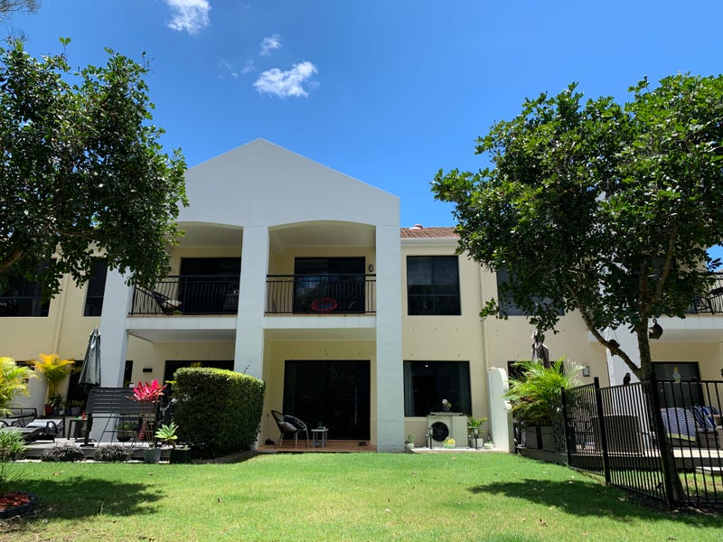 8867 Magnolia Drive E, Hope Island, Qld 4212