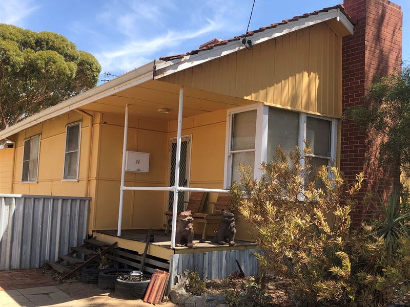 11 Lefroy Street, Merredin, WA 6415