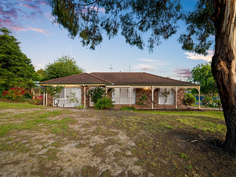 4 Highland Drive, Pakenham, Vic 3810 Property Details