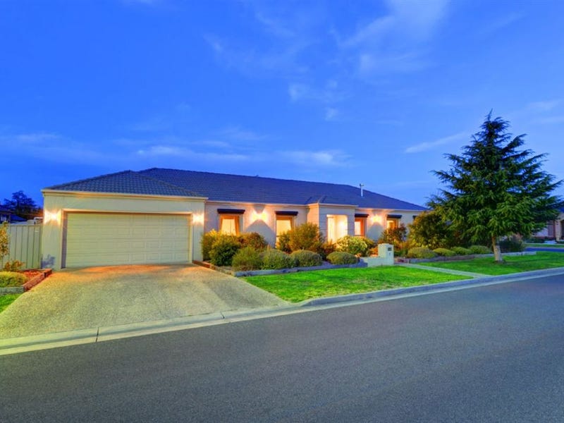 2 St Cedars Grove, Lake Gardens, VIC 3355