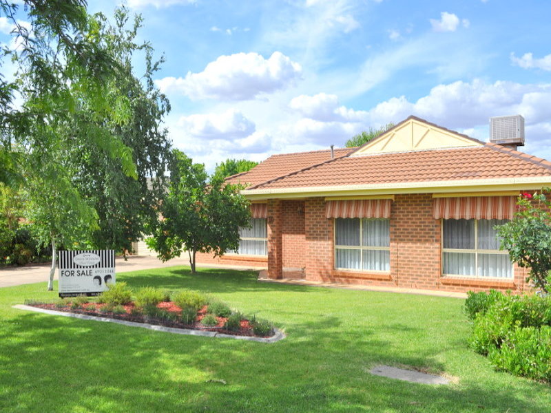 10 Honeysuckle Place, Lake Albert, NSW 2650