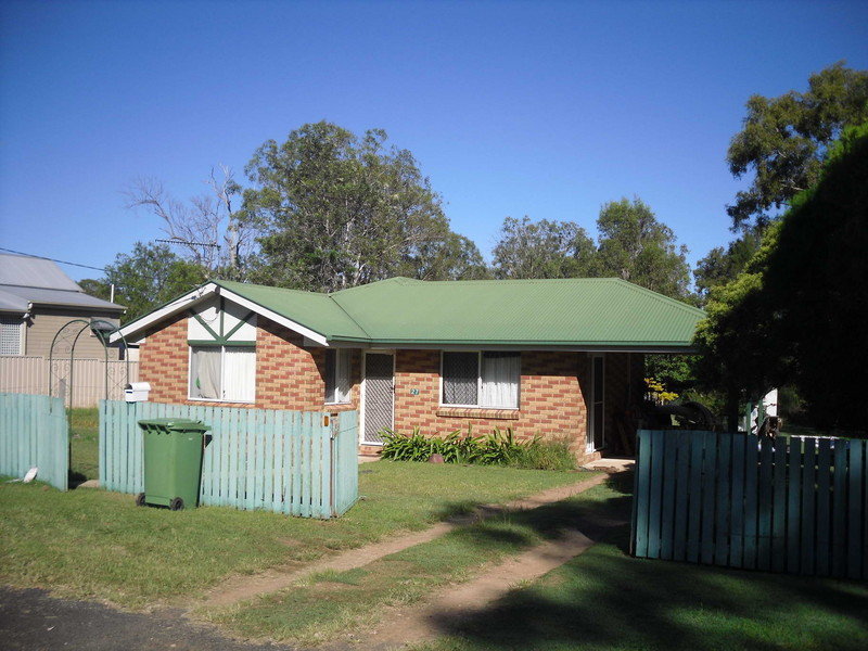 27 Middle Street, Esk, Qld 4312