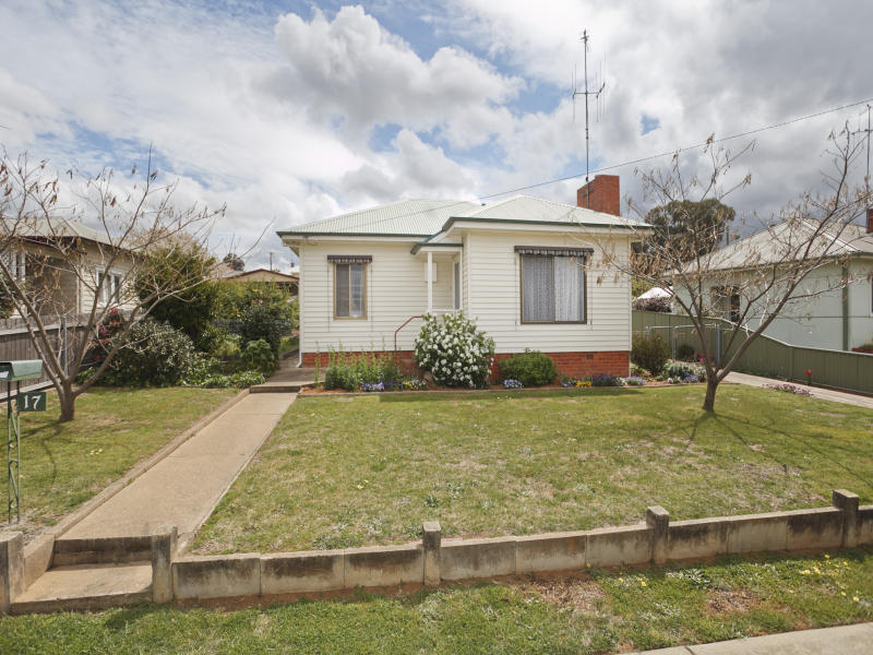 17 The Crescent, Queanbeyan, NSW 2620 Property Details