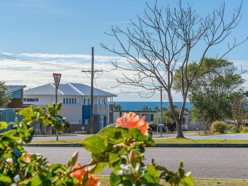 105 Macquarie Grove, Caves Beach, NSW 2281