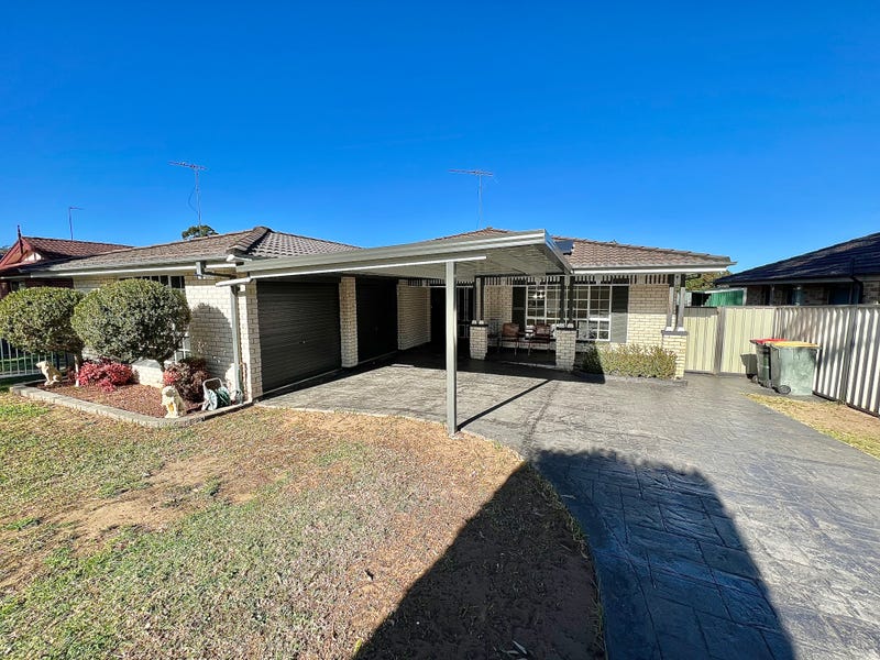 33 Downes Cres, Currans Hill, NSW 2567
