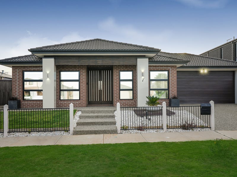 7 Carnation Drive, Rockbank, Vic 3335 Property Details