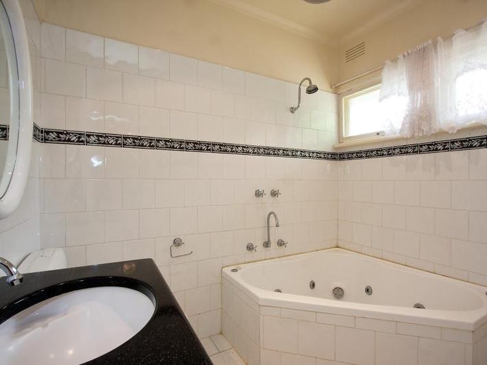 2 Gifford Road, Doncaster, VIC 3108