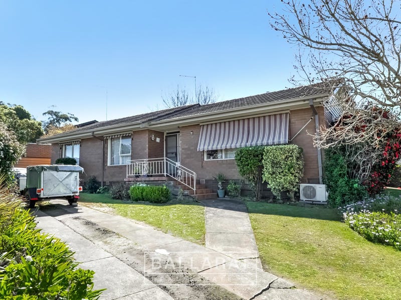 8 Robert Drive, Ballarat North, VIC 3350