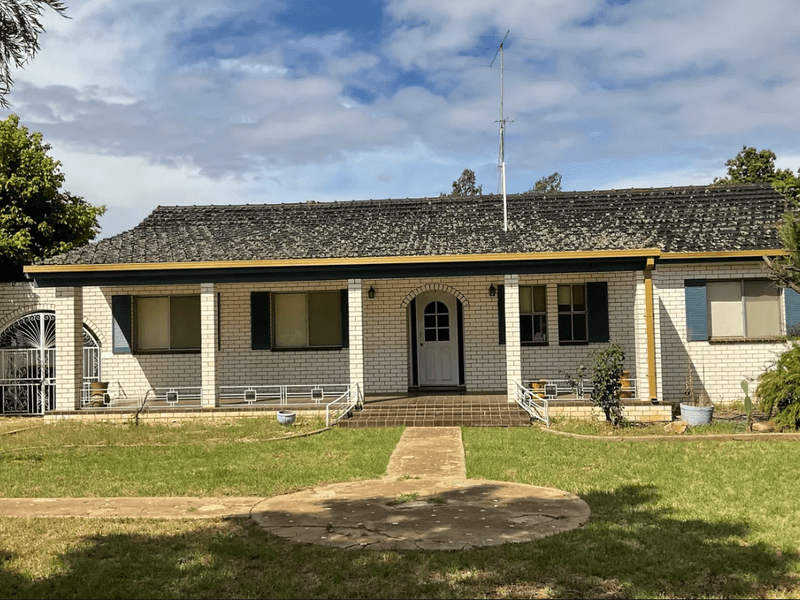 15 Banksia Ave, Leeton, NSW 2705 House for Rent