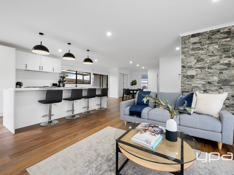 2 Curlew Close, Melton, Vic 3337 House for Sale