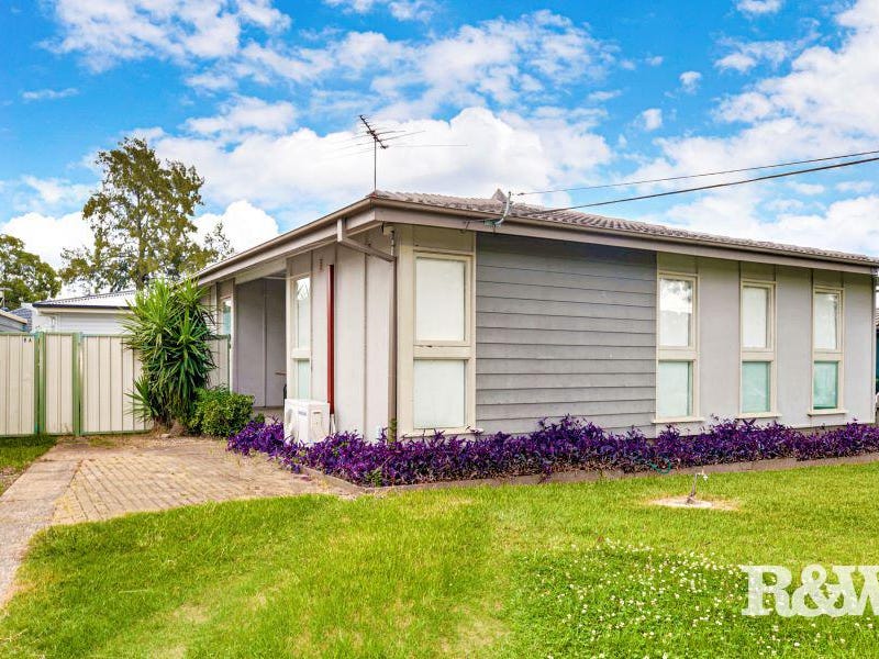 8 Tangaloa Cres, Lethbridge Park, NSW 2770