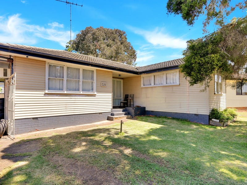 28 Tasman Avenue, Lethbridge Park, NSW 2770