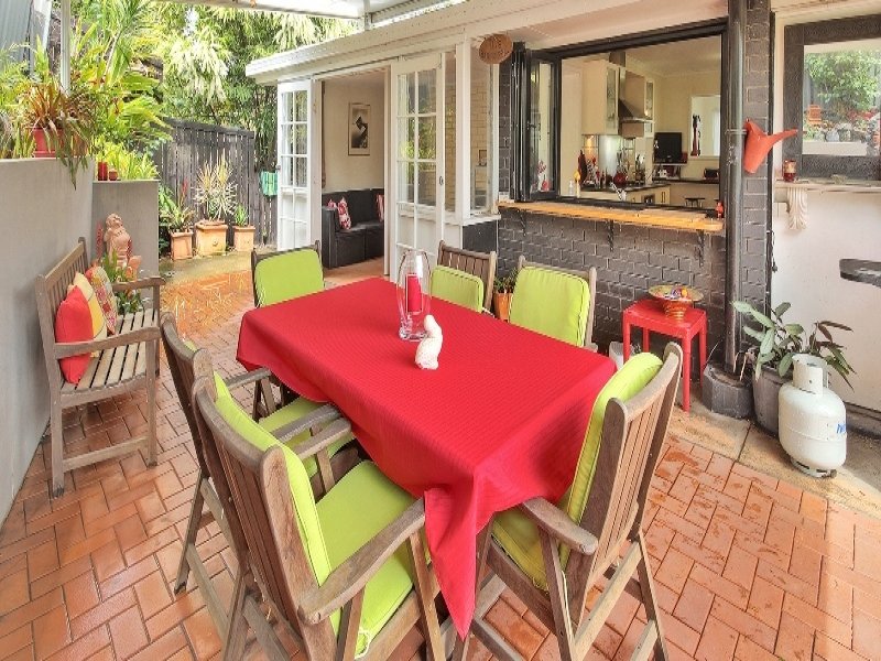 16 Isabella St, Tarragindi, Qld 4121 Property Details