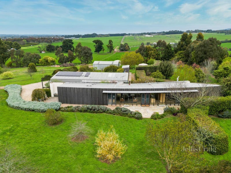 'Romsey House' 33 Ochiltree Court, Romsey, Vic 3434 Property Details