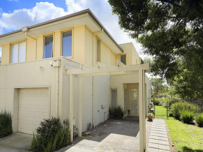 8/2 Coventry Drive, Sandhurst, Vic 3977 Property Details