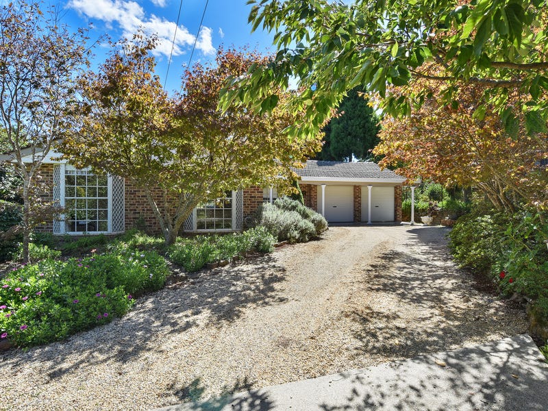 17 Pauline Avenue, Wentworth Falls, NSW 2782