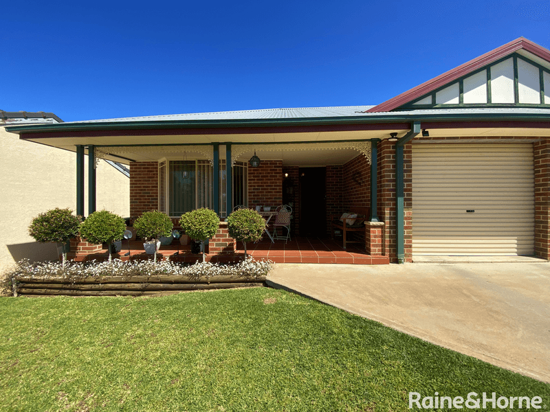 2/2 Old Barracks Lane, Young, NSW 2594