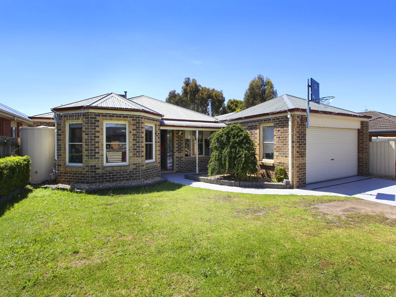 66 Dunbarton Drive, Pakenham, Vic 3810 Property Details