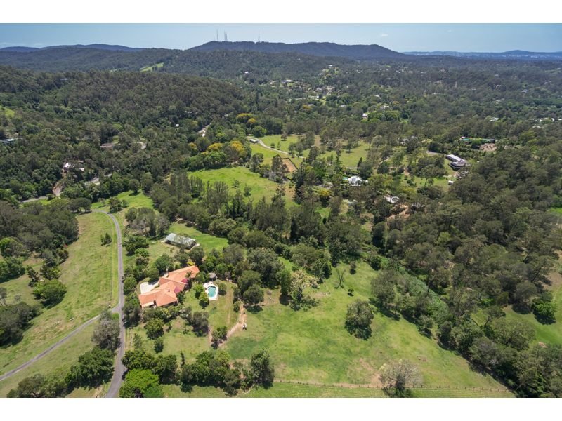 102 Savages Road, Brookfield, Qld 4069 Property Details