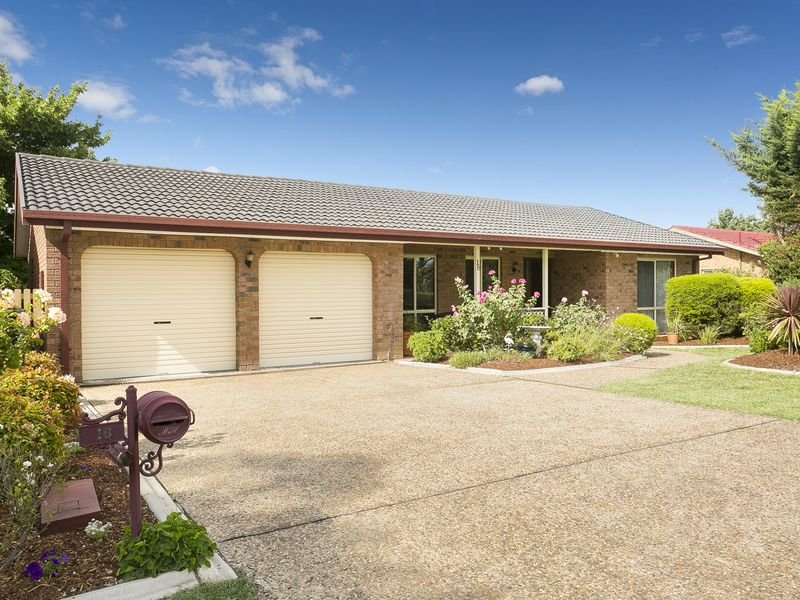 16 Garrong Avenue, Queanbeyan West, NSW 2620