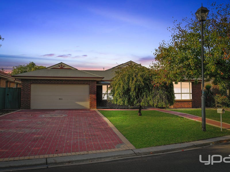 8 Northampton Crescent Caroline Springs Vic 3023 House For Sale Realestate Com Au