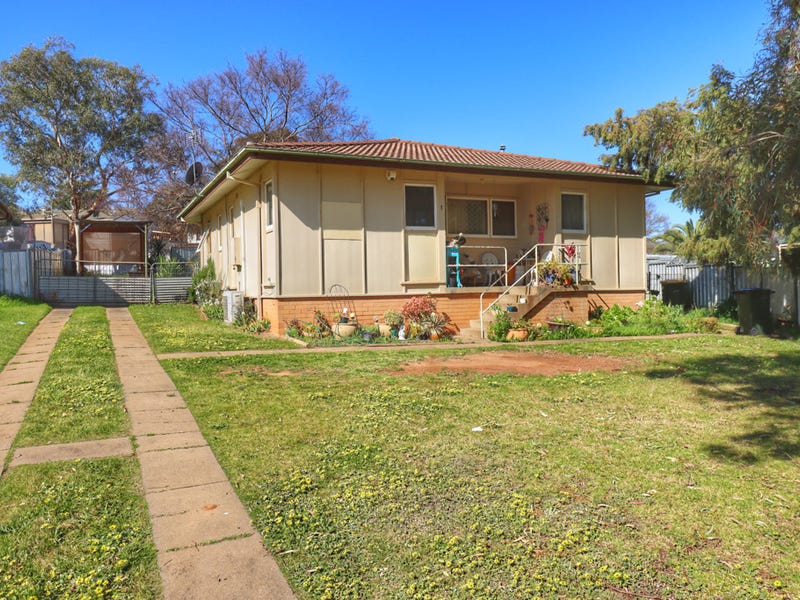 1 Weeroona Place, Cowra, NSW 2794 House for Sale