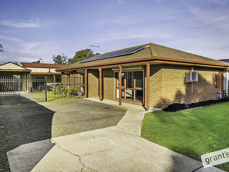 4 Dunbarton Drive, Pakenham, VIC 3810