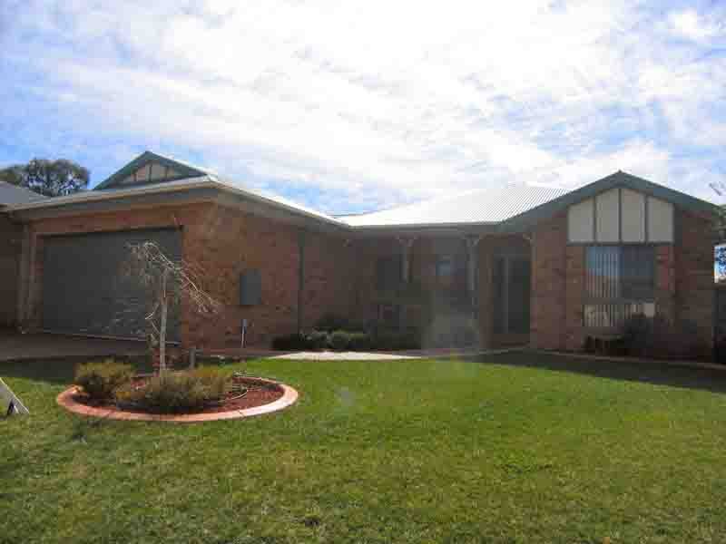 3 Manor Place,Darlingsford, Melton, Vic 3337 Property Details