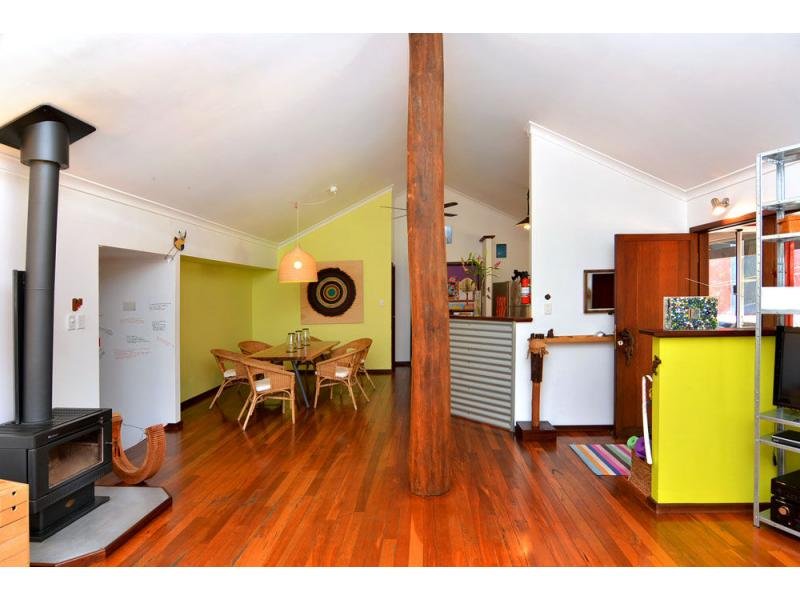 8 Wildflower Way, Leschenault, WA 6233 Property Details