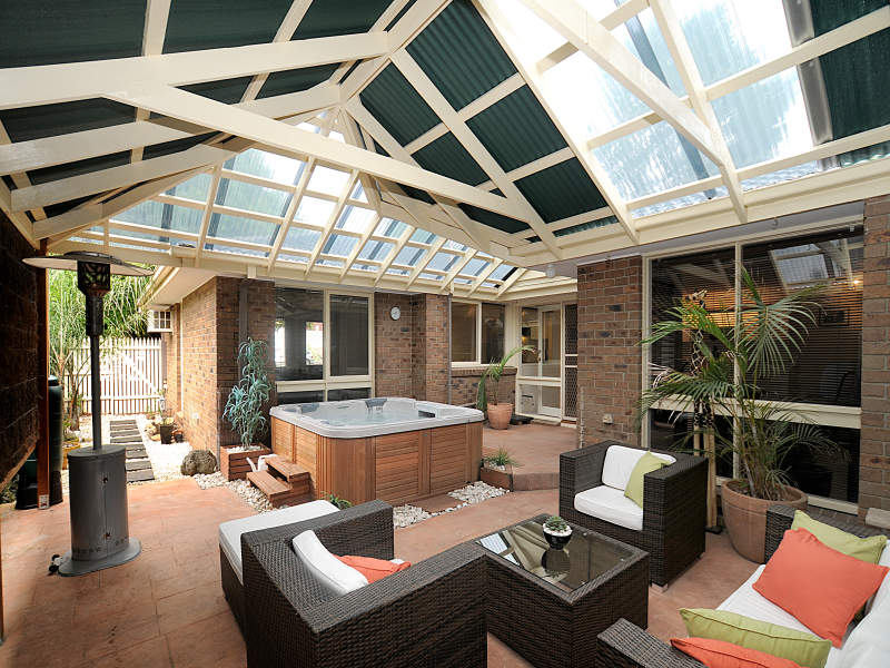 2 Metcalf Crescent, Rowville, Vic 3178 Property Details